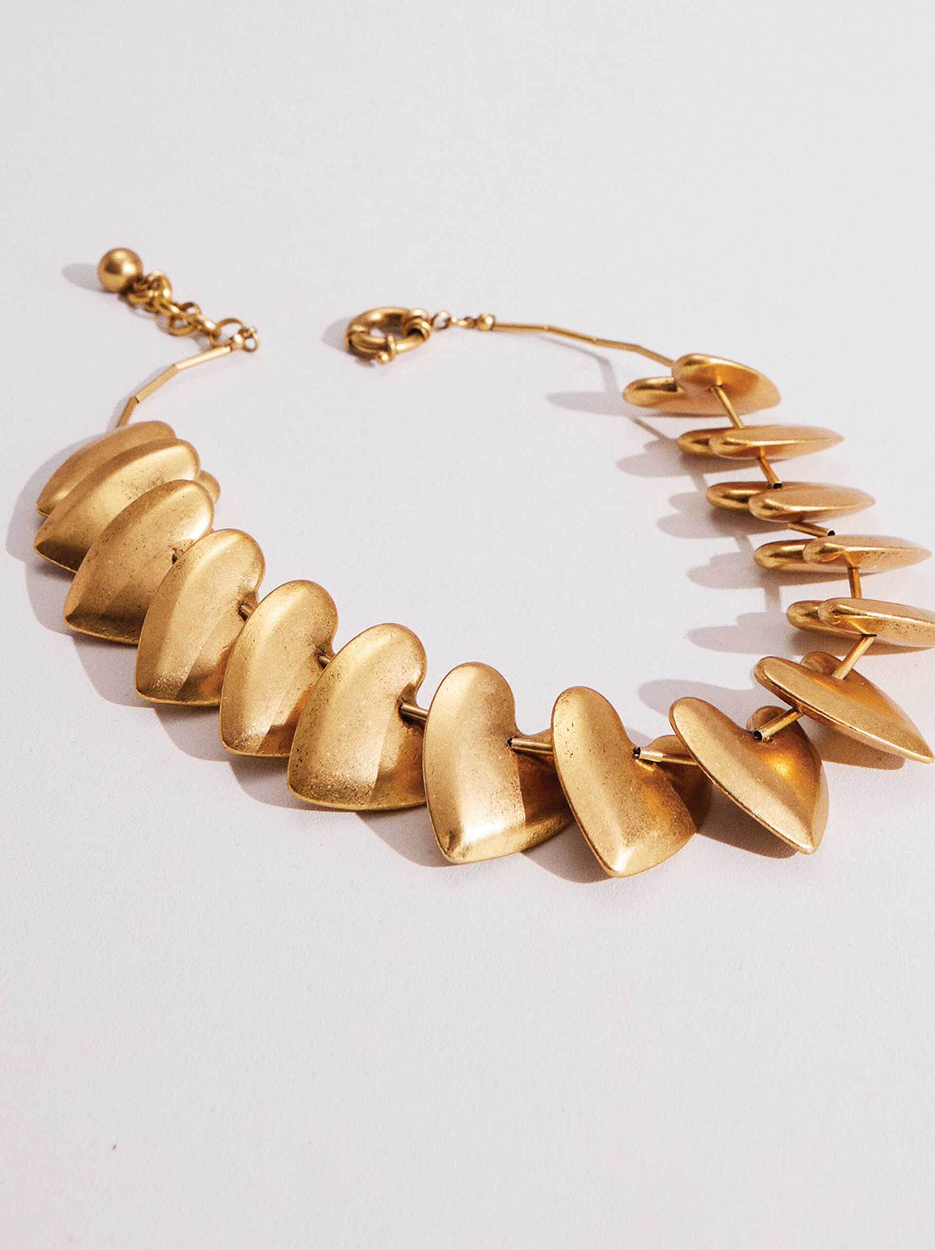 Short necklace with hearts image number 0.0