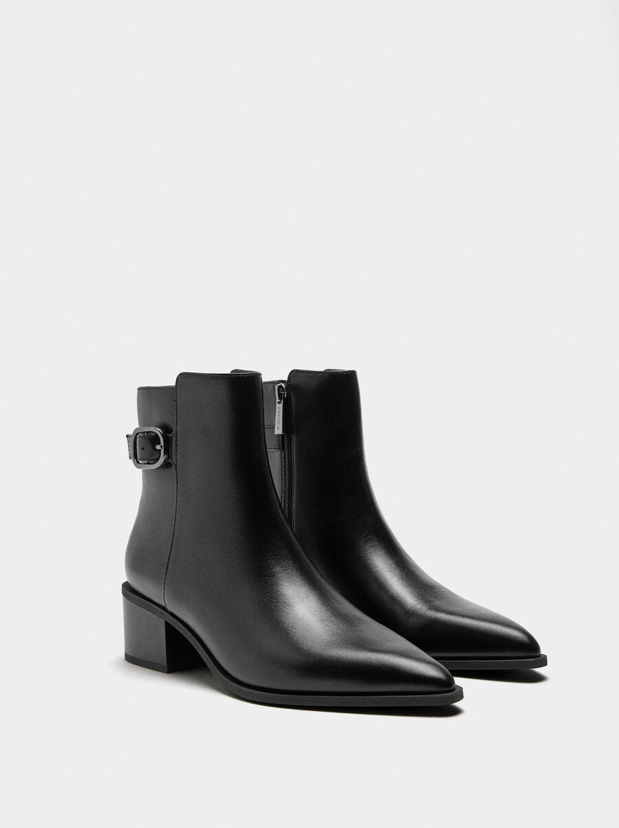 Leather ankle boots with buckle