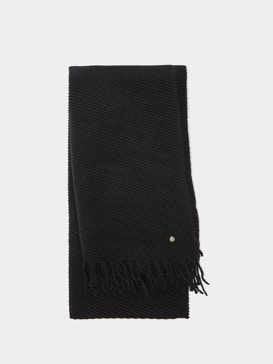 Scarf with fringes