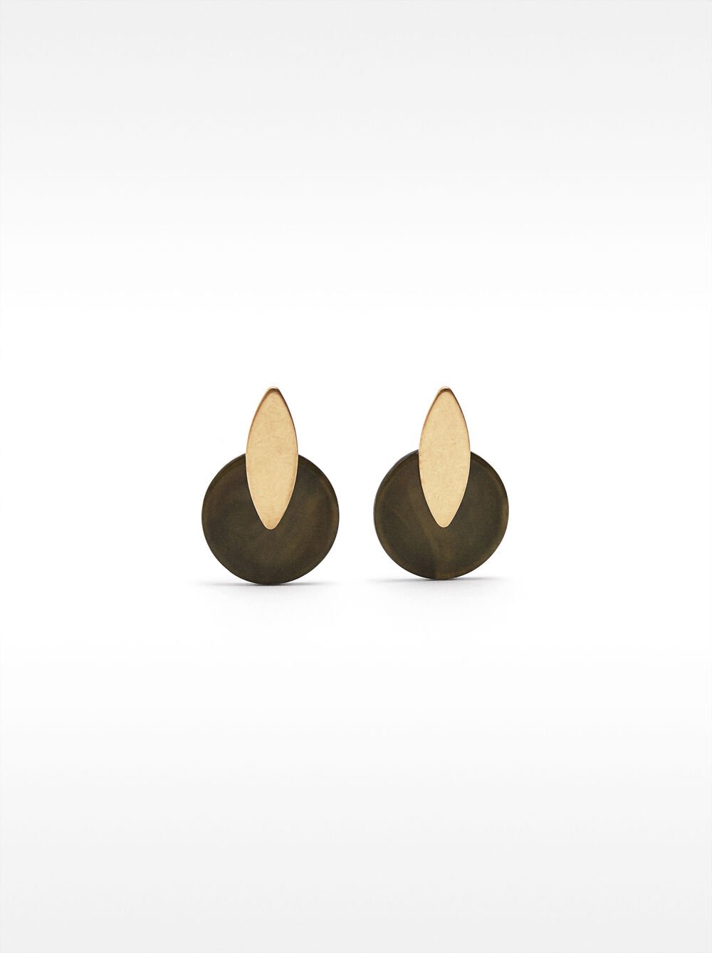 Round earrings with resin
