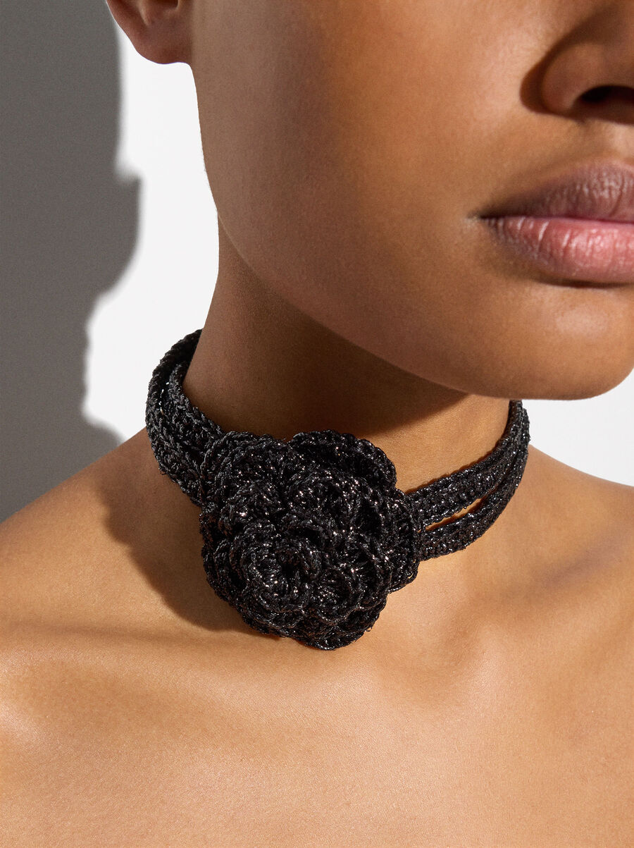 Crochet flower choker 