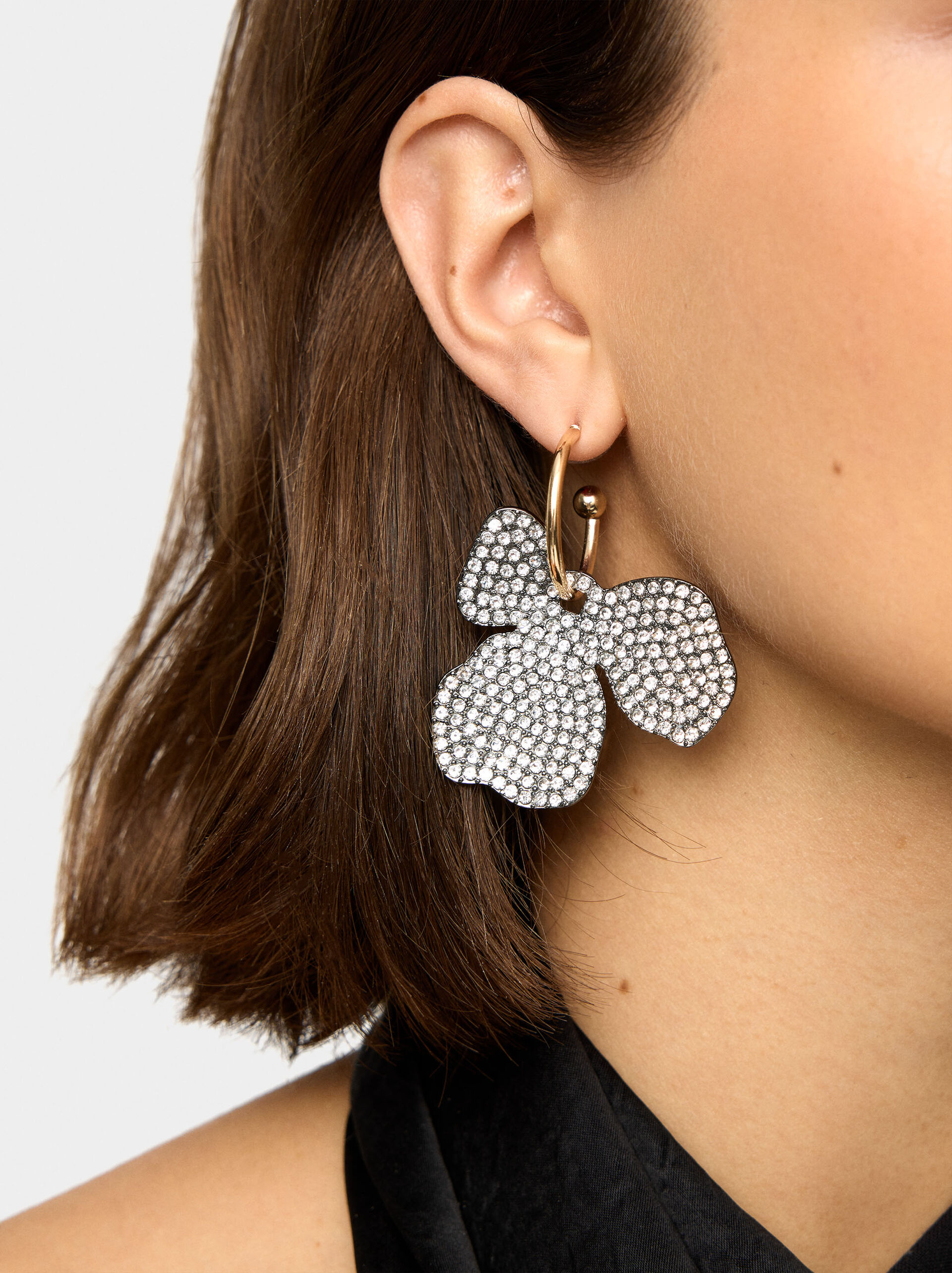 Open hoop earrings with flower and crystals pendant image number 1.0