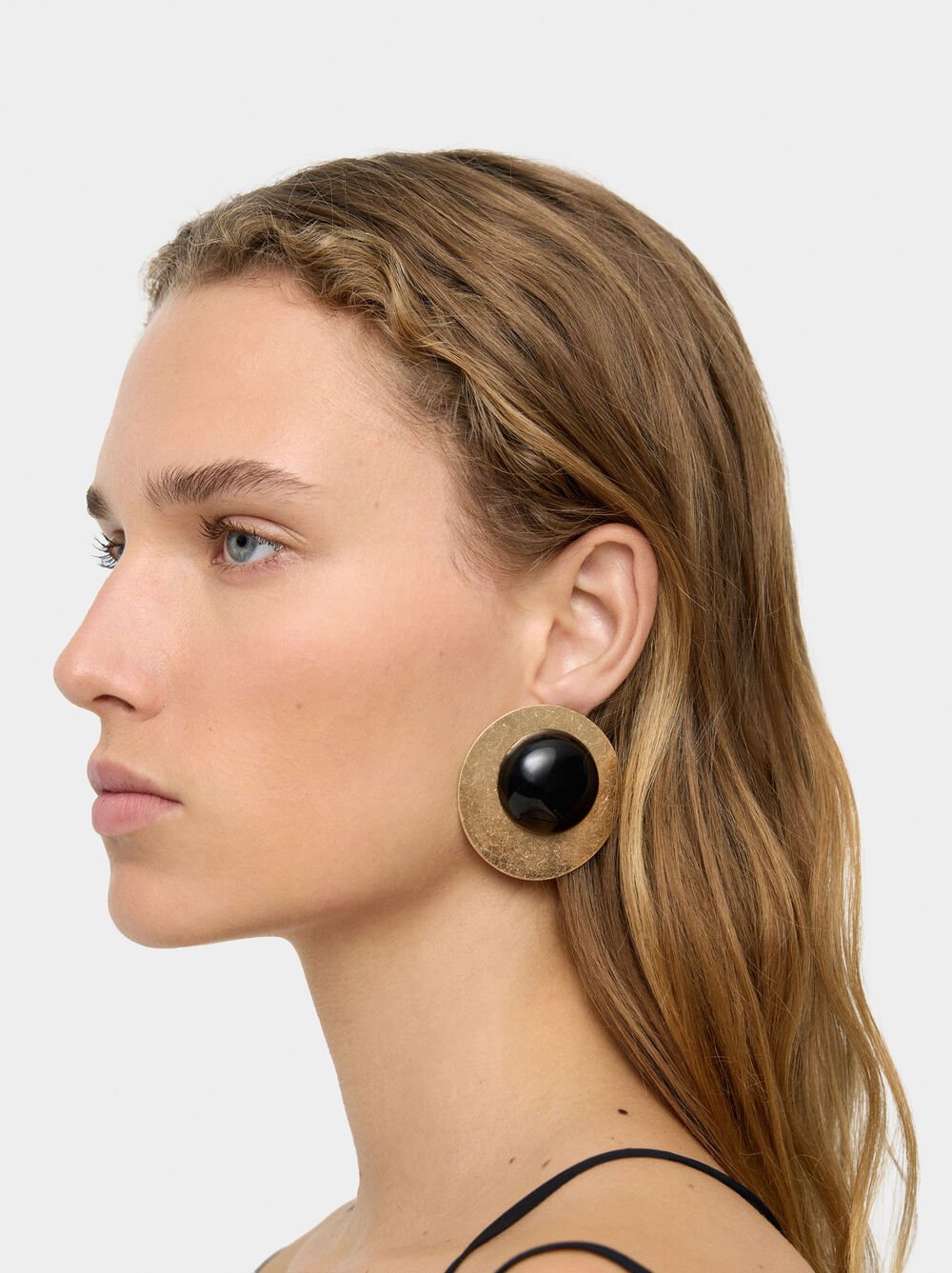Round earrings with resin