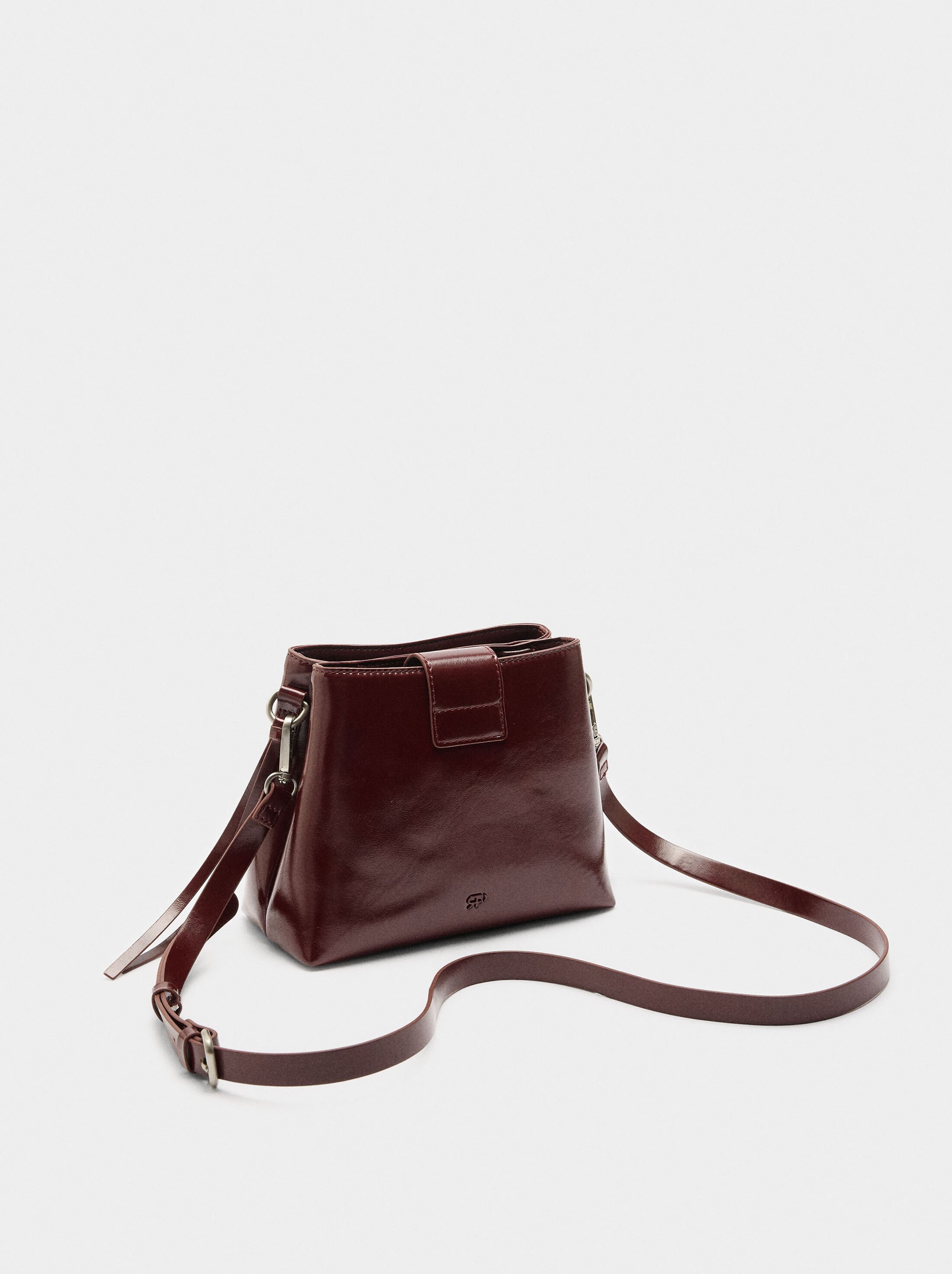 Tote bag with metallic hoop earrings image number 2.0