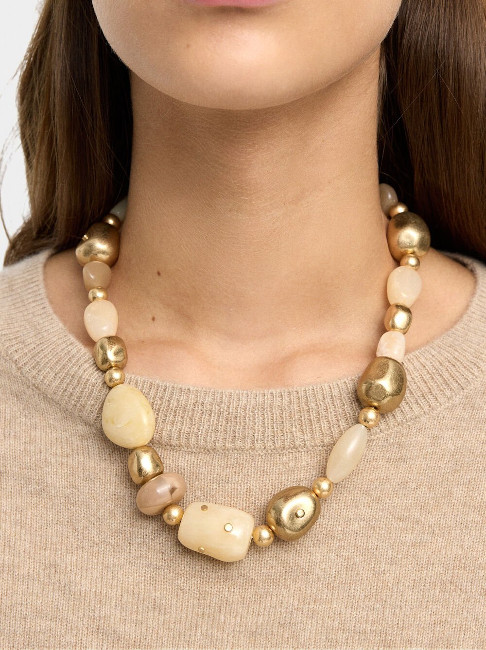 Short necklace with beads