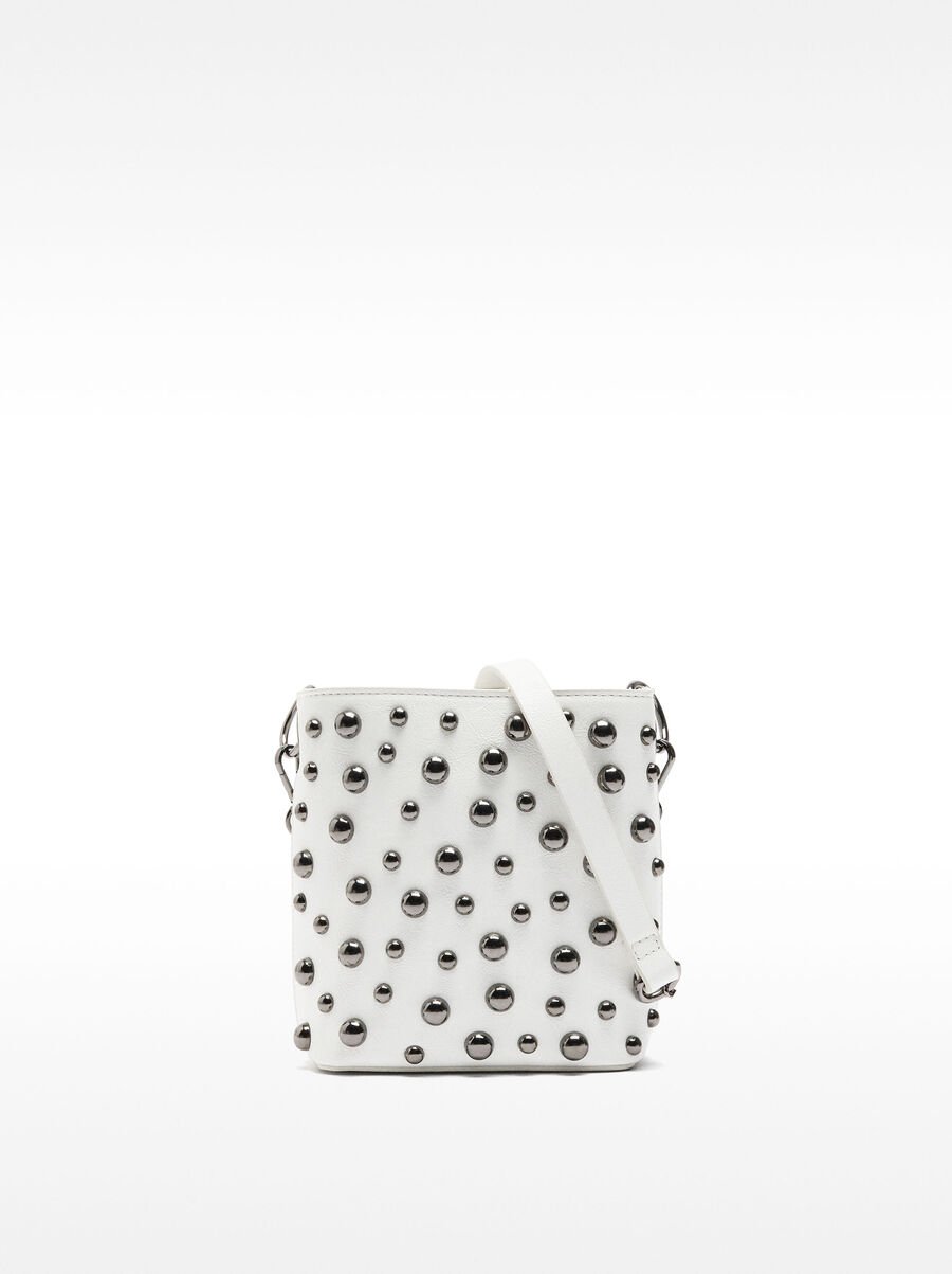 Bolso bandolera con tachuelas
