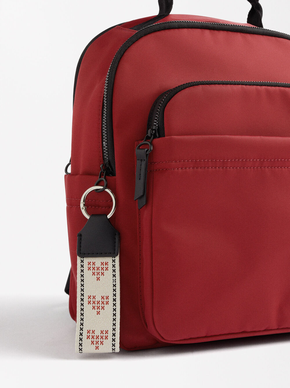 Mochila de nylon con colgante corazón