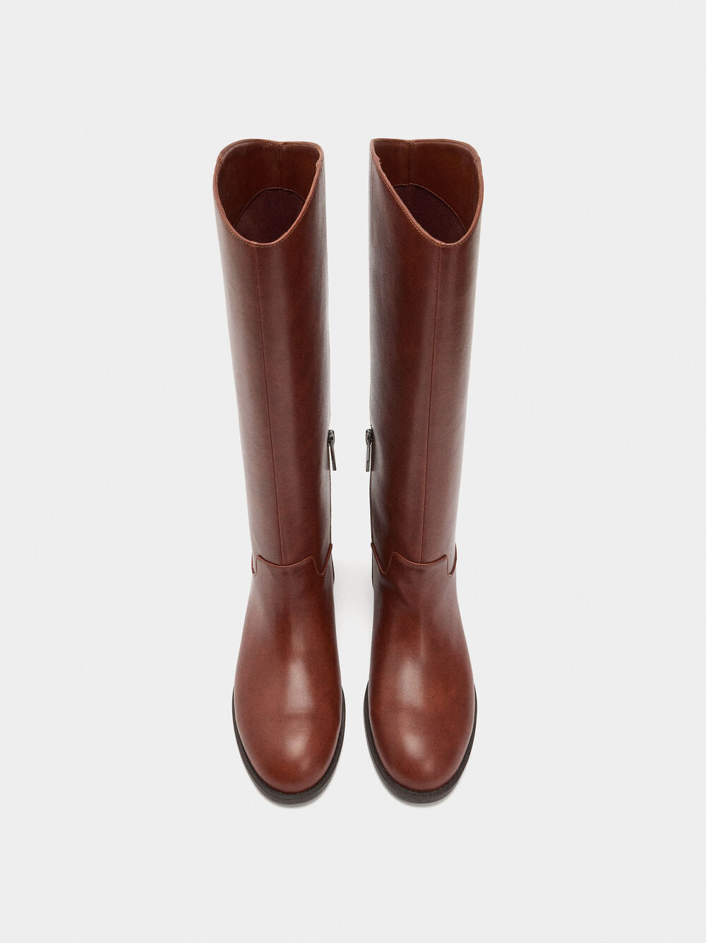 Stiefel mit hohem Schaft und niedrigem Absatz