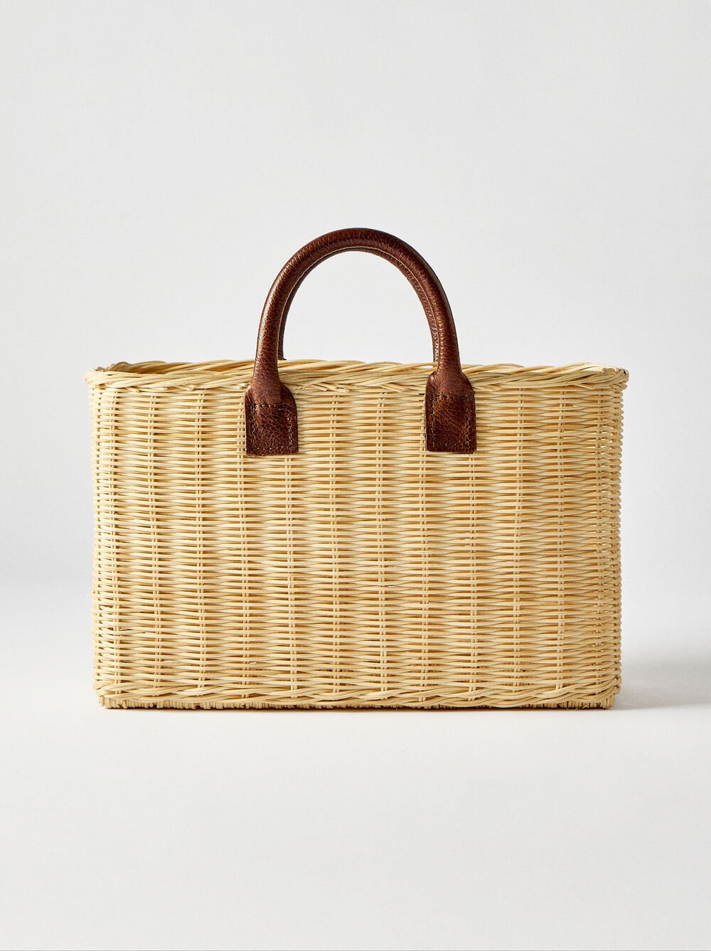 Cesta de ratán con detalles de piel