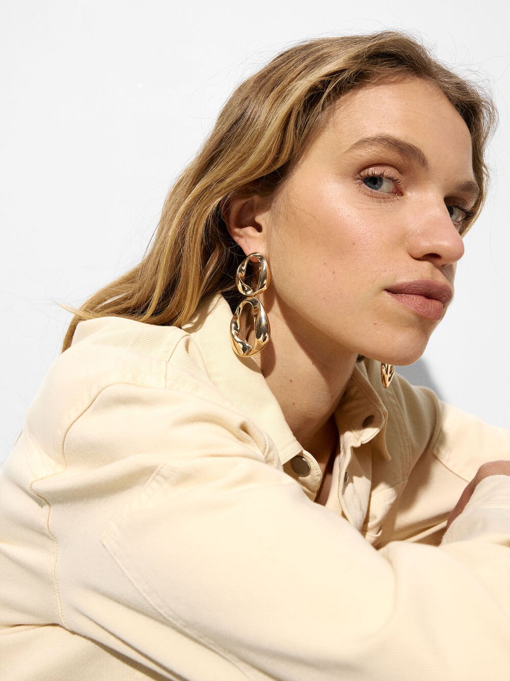 Long earrings with irregular hoops