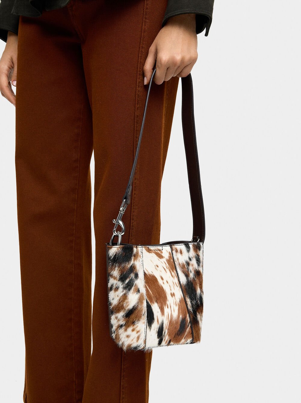 Sac seau avec des détails en cuir