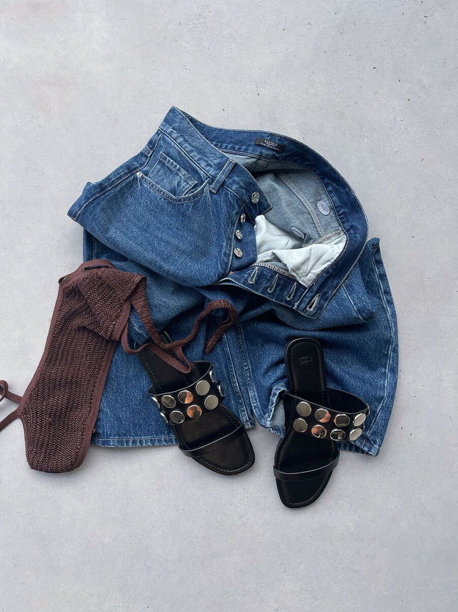 Flat sandals with metallic details