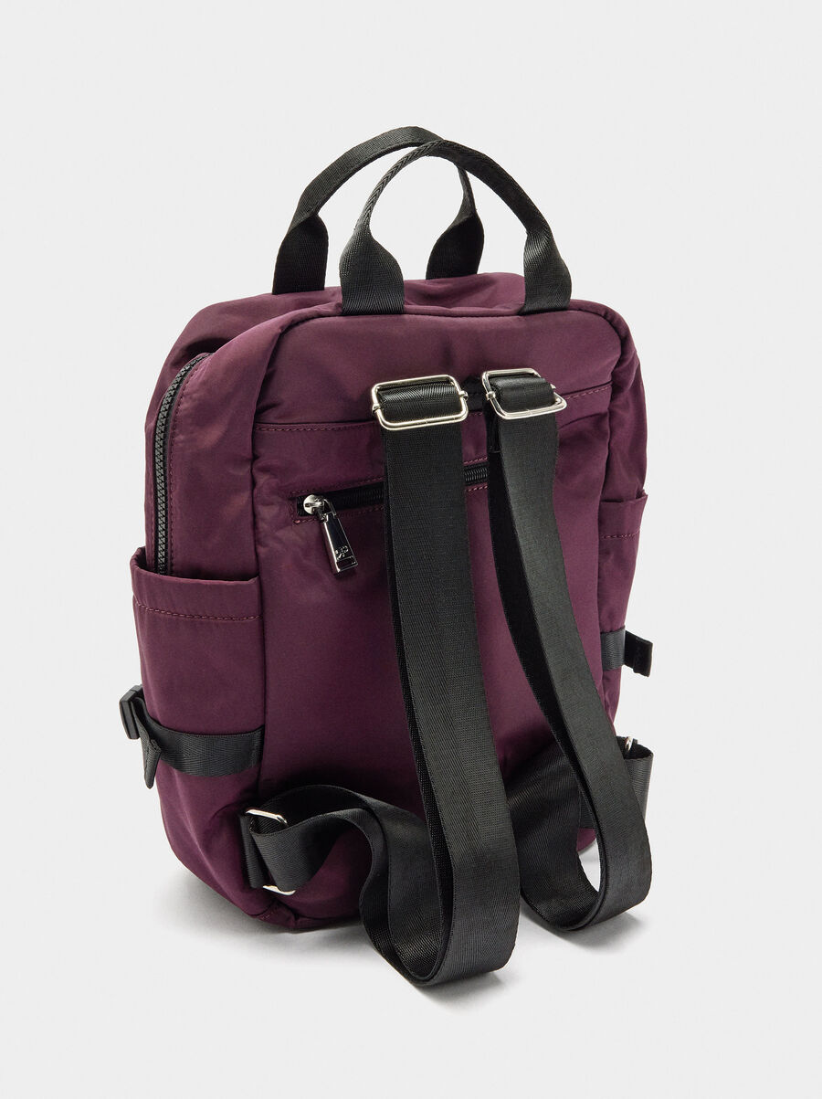 Mochila de nylon con colgante