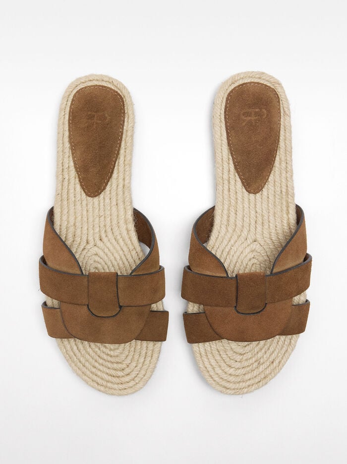 Flat leather sandals with crossed straps