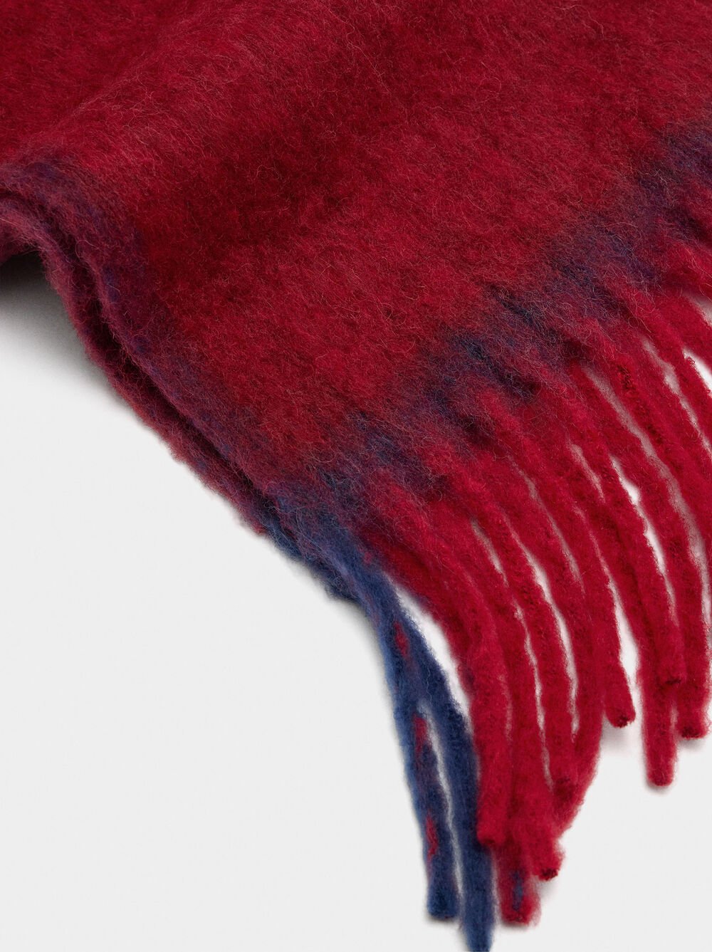 Scarf made of wool blend with fringes