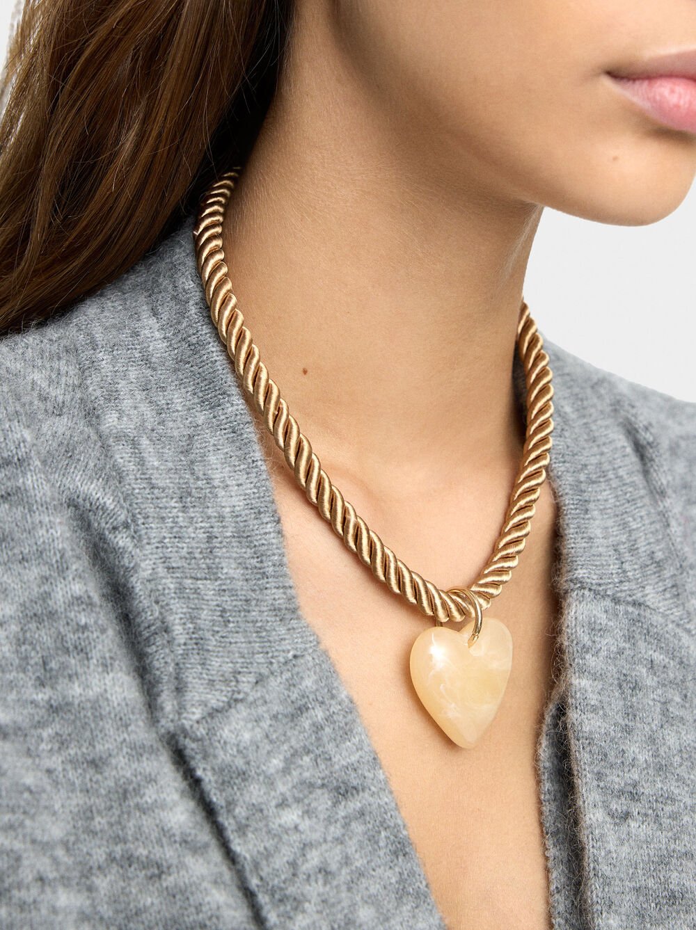 Short necklace with heart