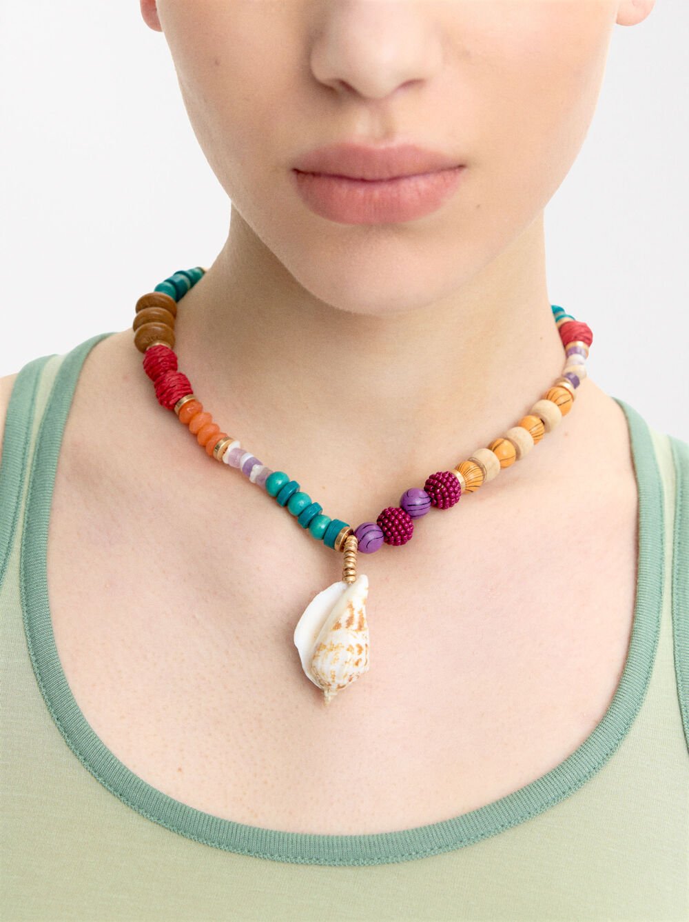 Shell pendant bead necklace