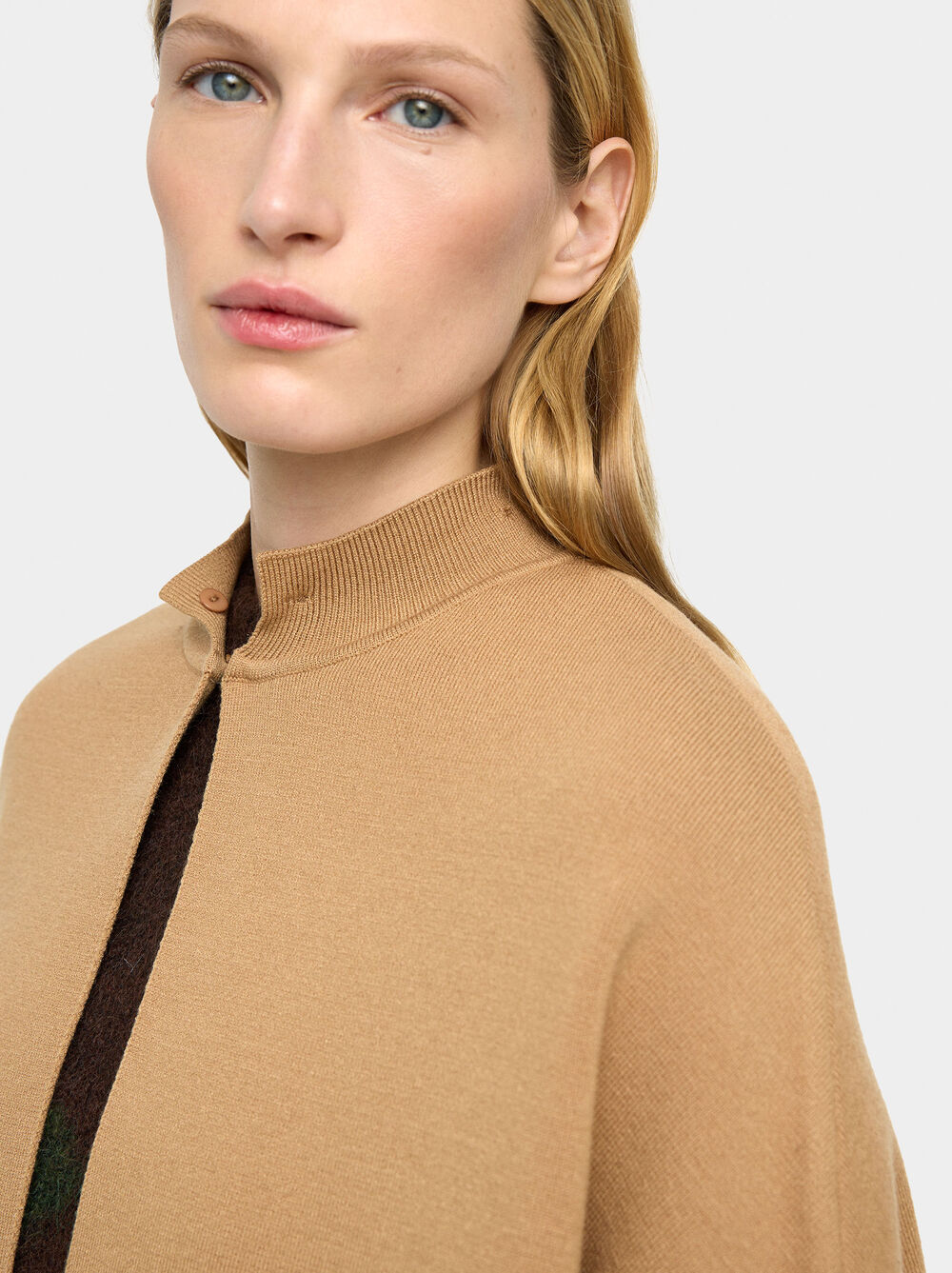 Poncho en maille avec col effet poil