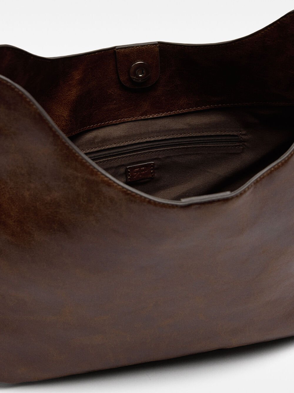 Cracked-effect shoulder bag