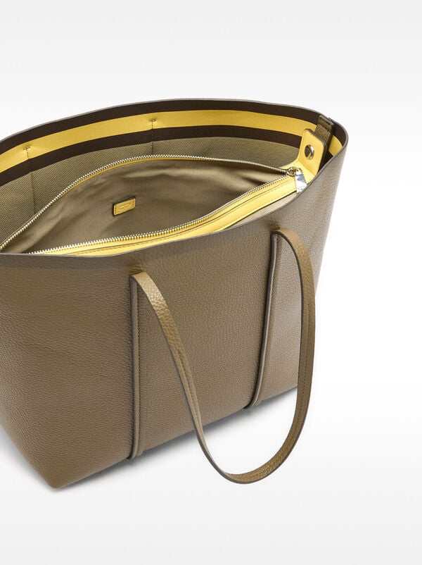 Shopper bag with pendant