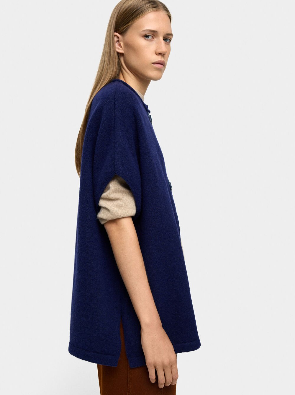 Poncho de malha com fivelas