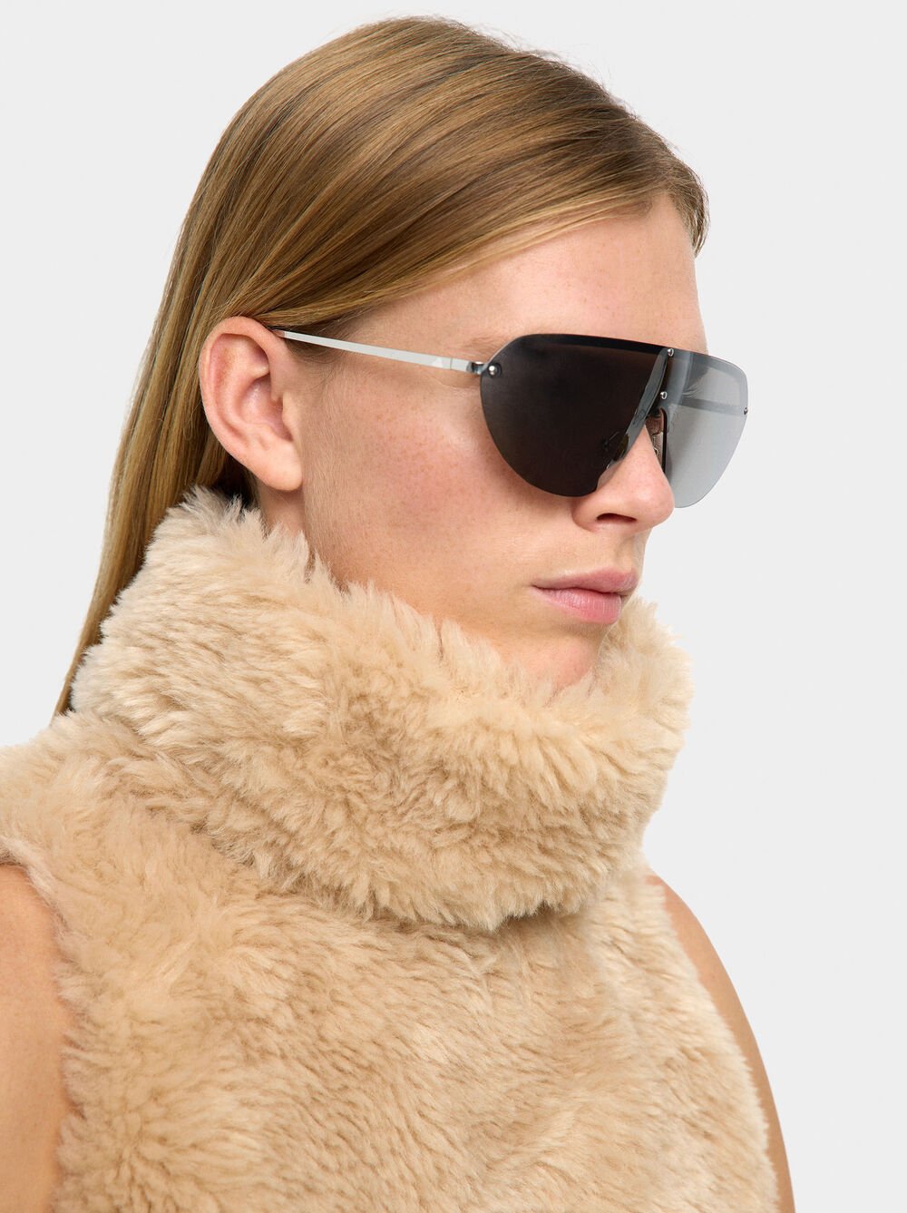 Sunglasses with mirrored lenses