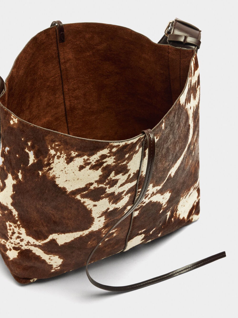Bolso de hombro con piel