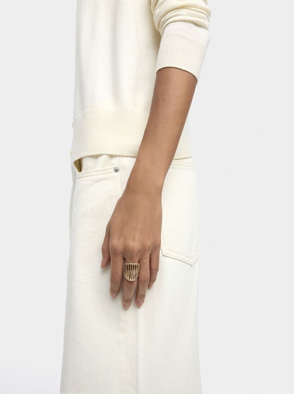 Wide ring with bars