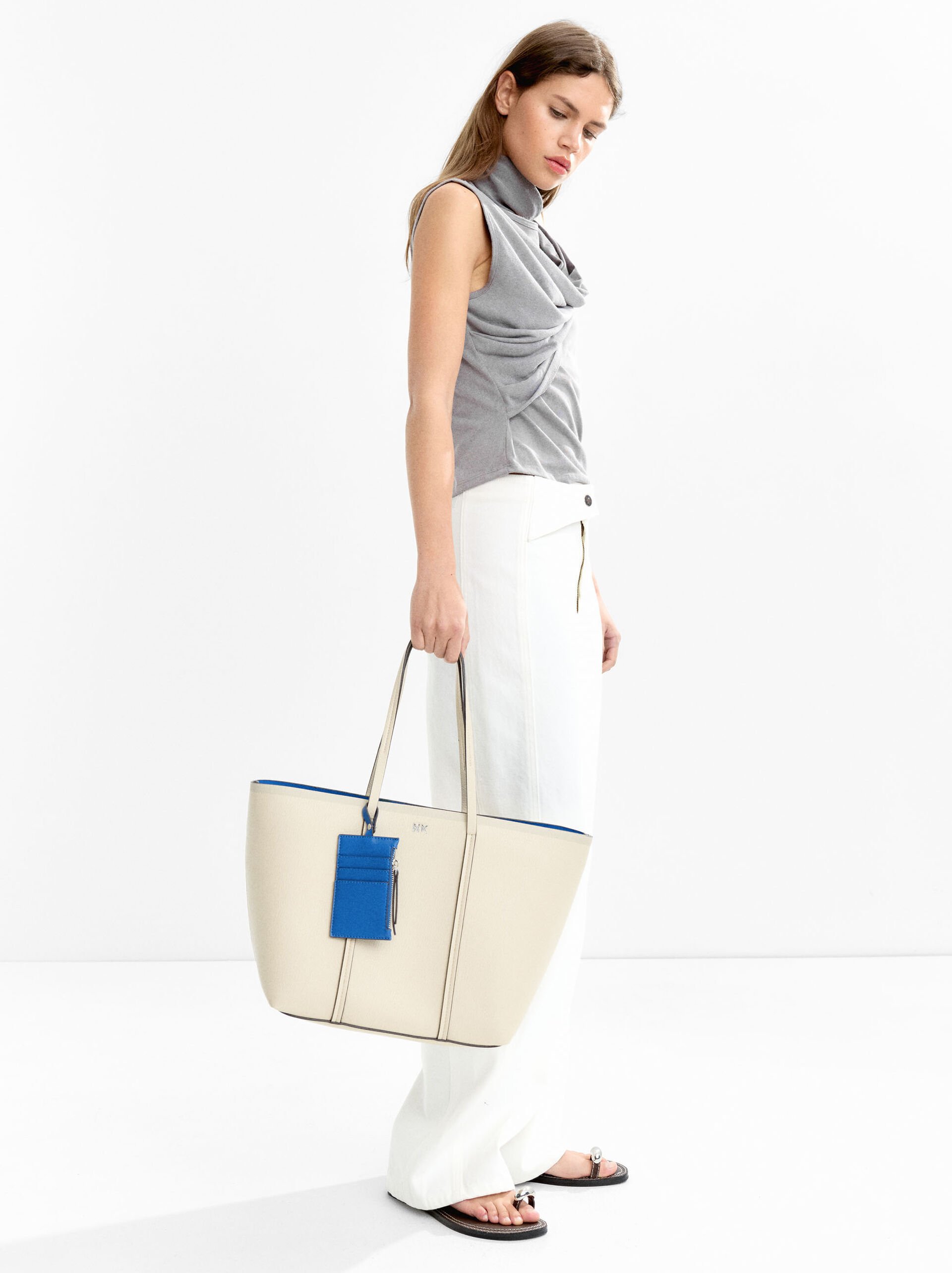 Shopper bag with pendant image number 1.0