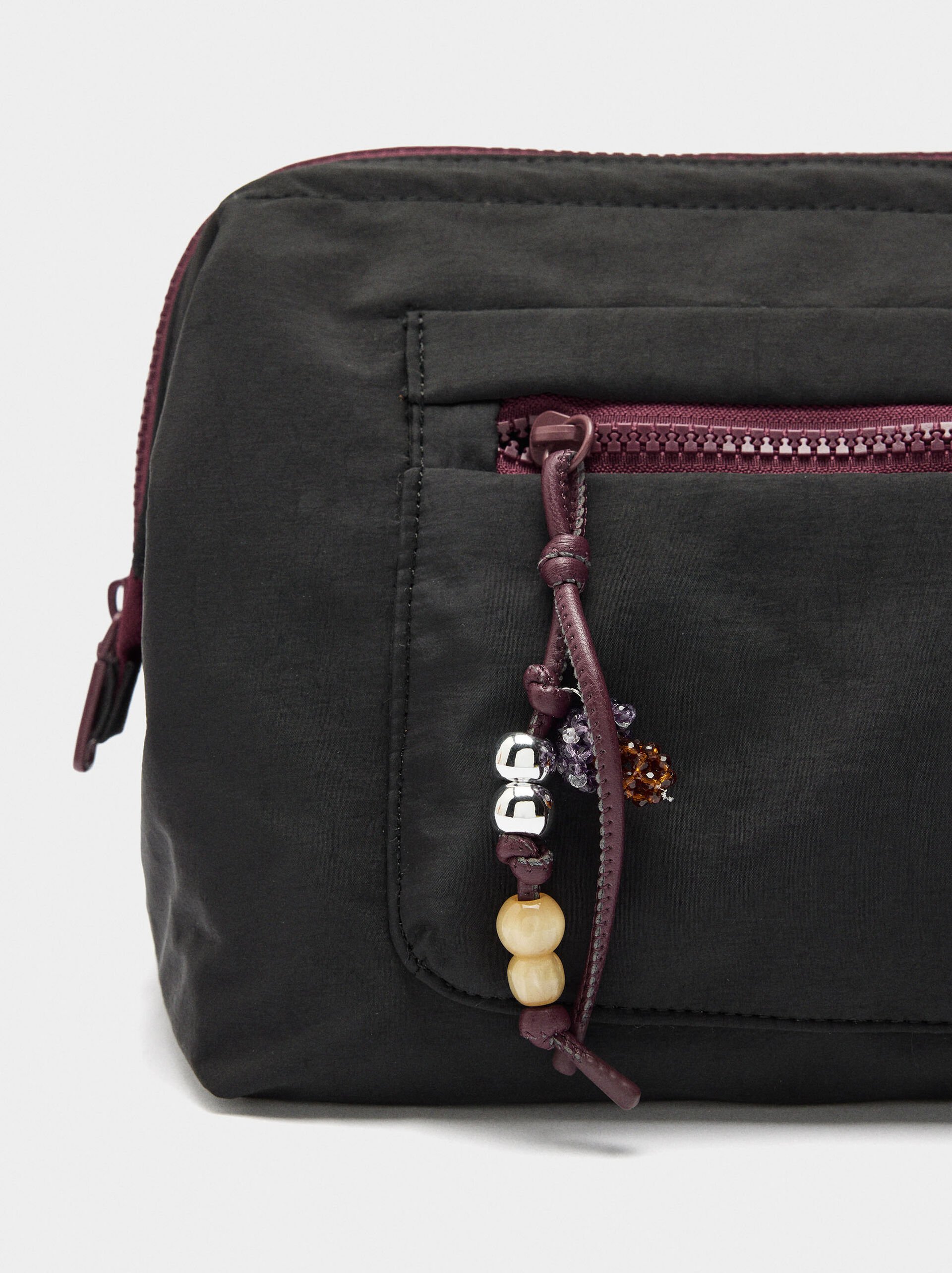 Plain nylon necessaire image number 4.0