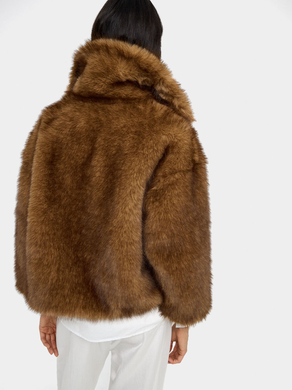 Voluminous coat with fur effect