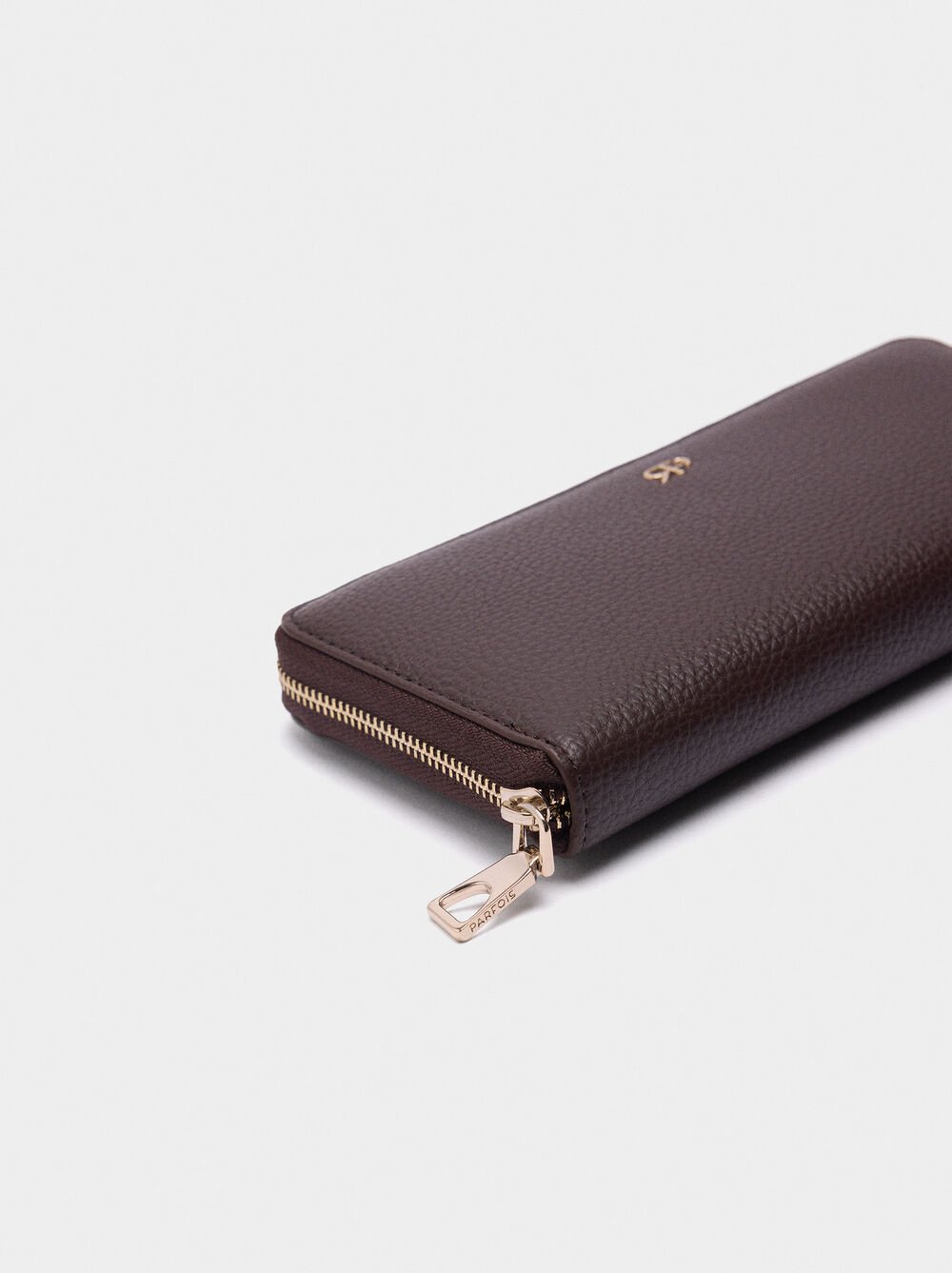Wallet with texture and zipper closure