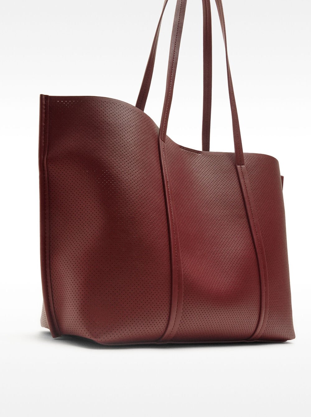 Bolso shopper perforado con bolso extraíble