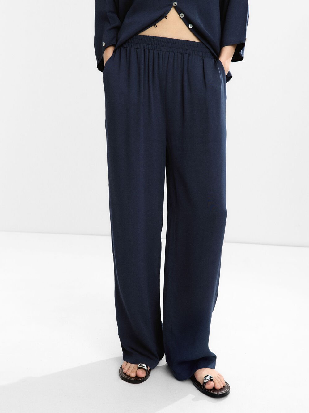 Loose-fitting trousers with elastic waistband