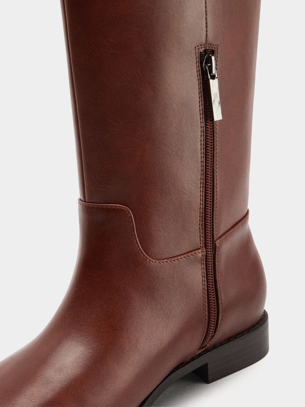 Stiefel mit hohem Schaft und niedrigem Absatz