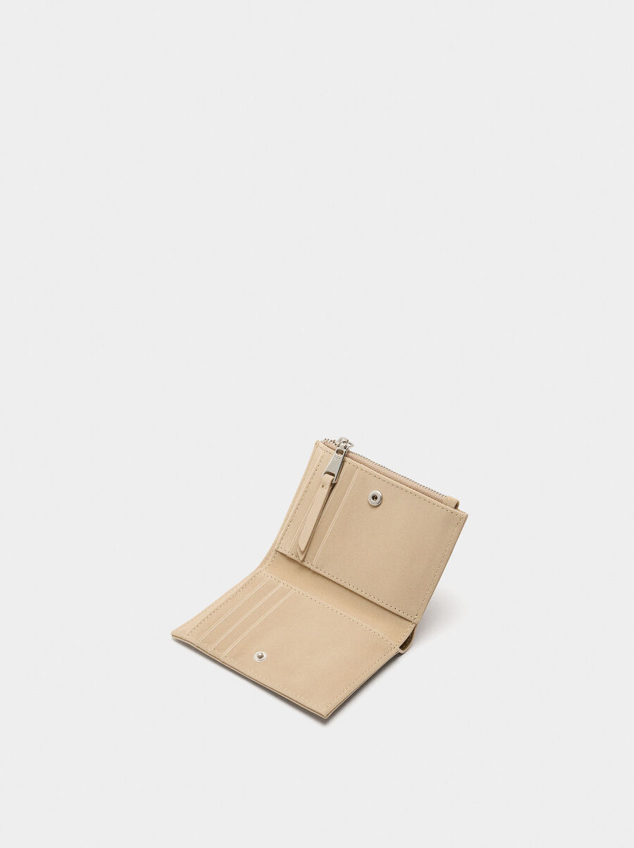 Cartera con textura suave