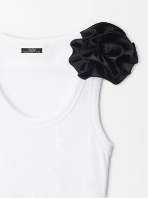 T-Shirt With Flower image number 7.0