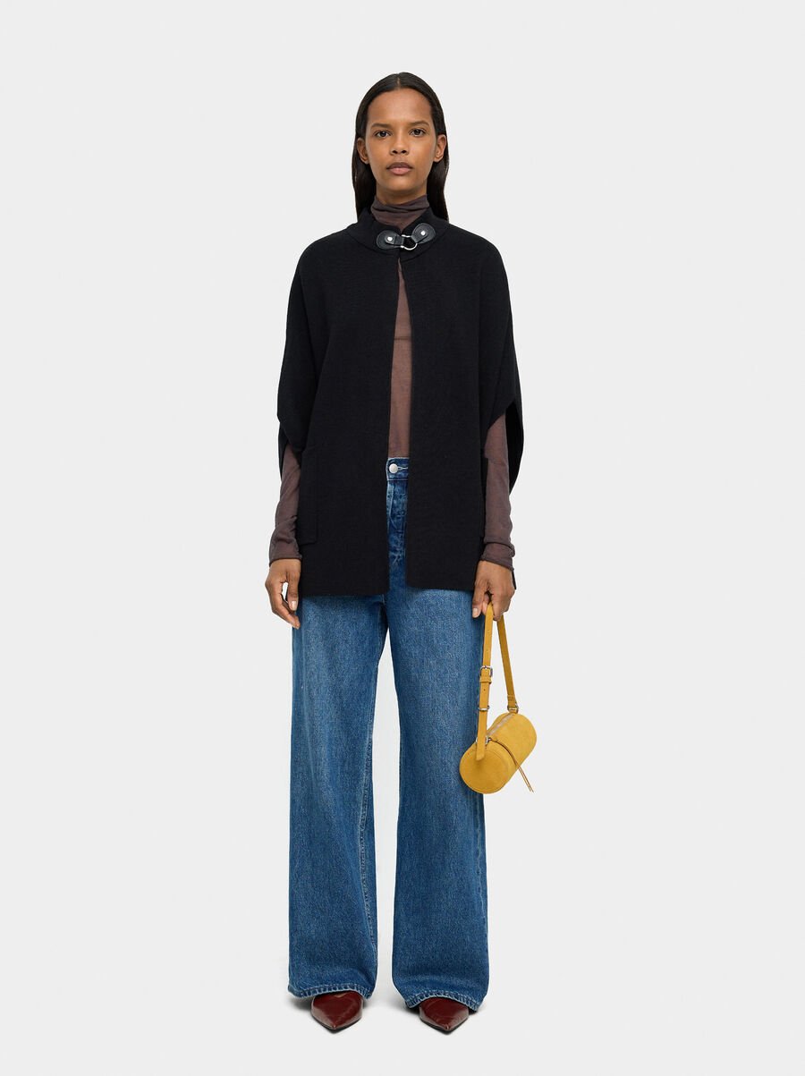 Poncho de punto con cuello alto