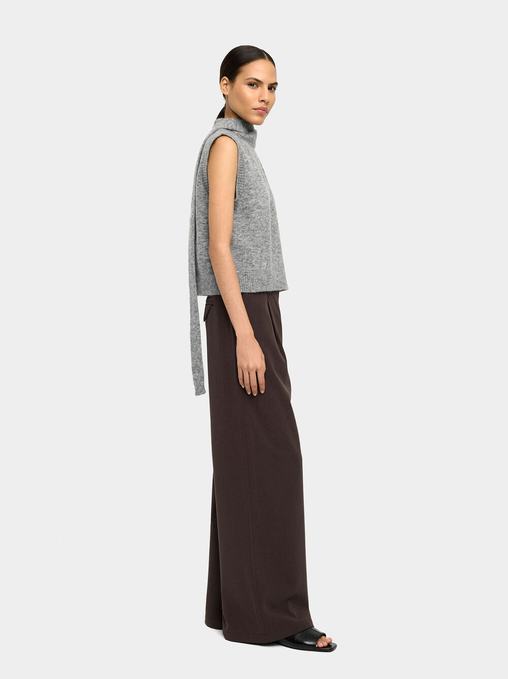 Fluid trousers with pleats