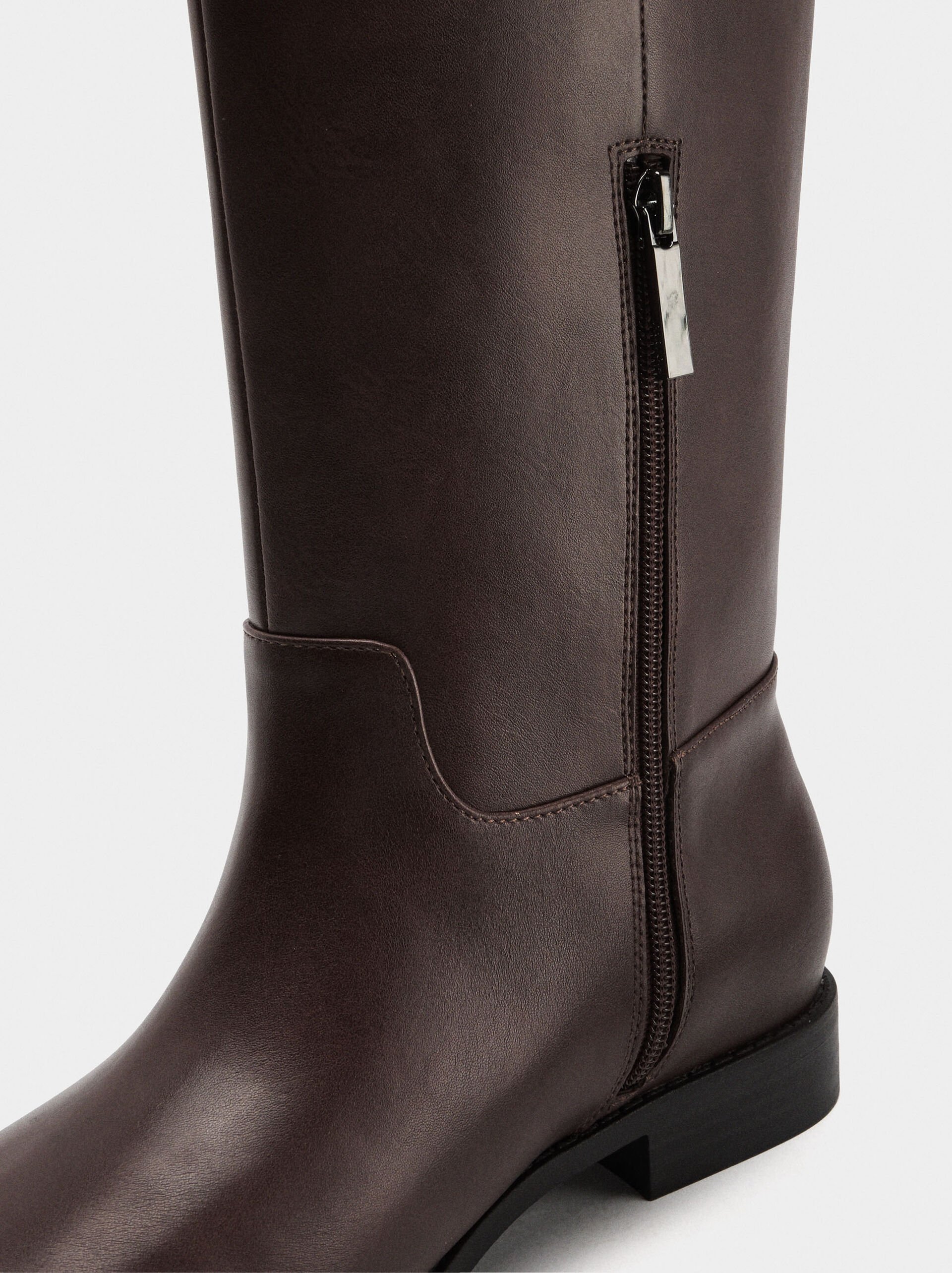 High shaft boots with low heel image number 4.0