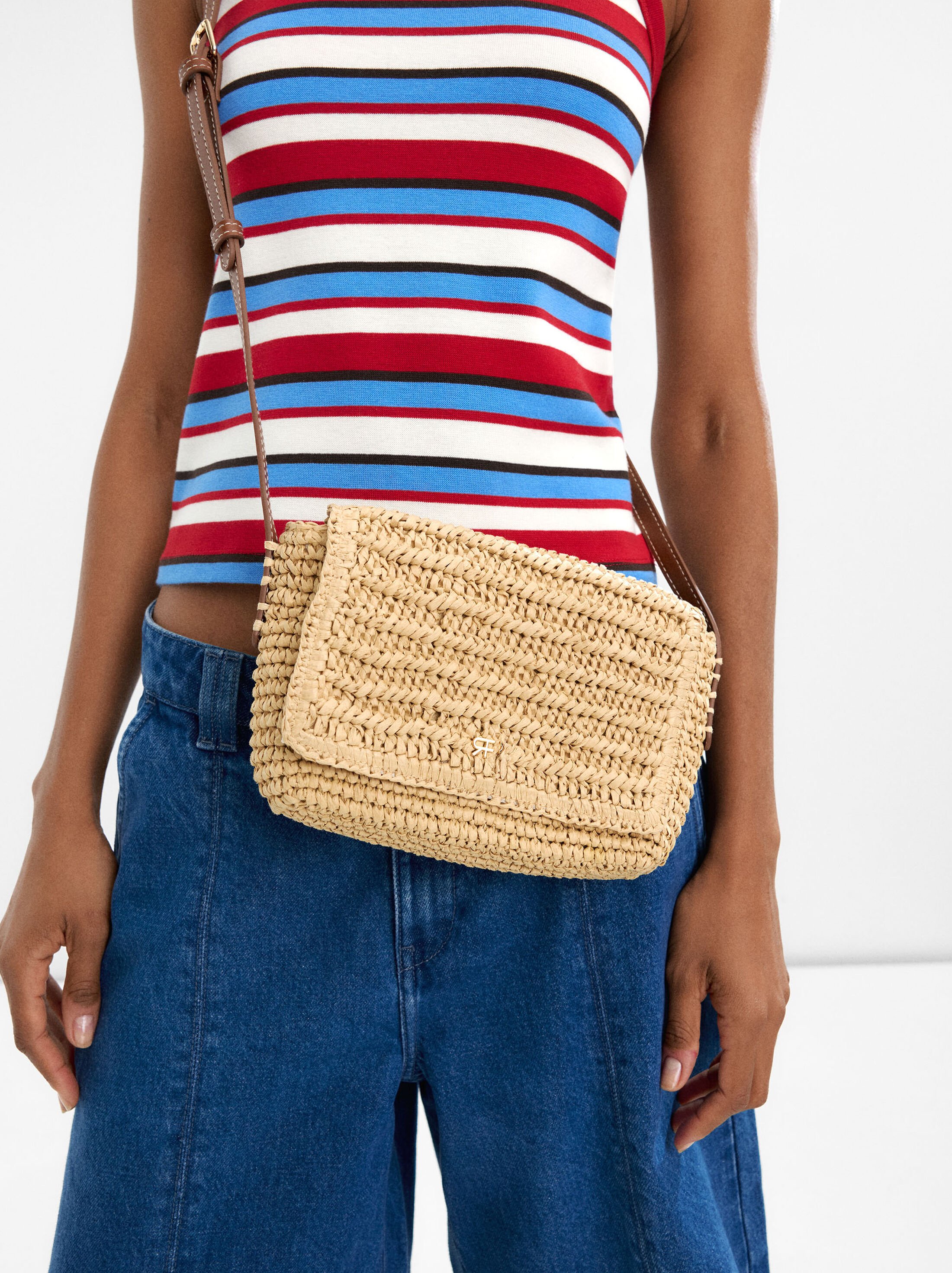 Bolso bandolera efecto rafia image number 1.0