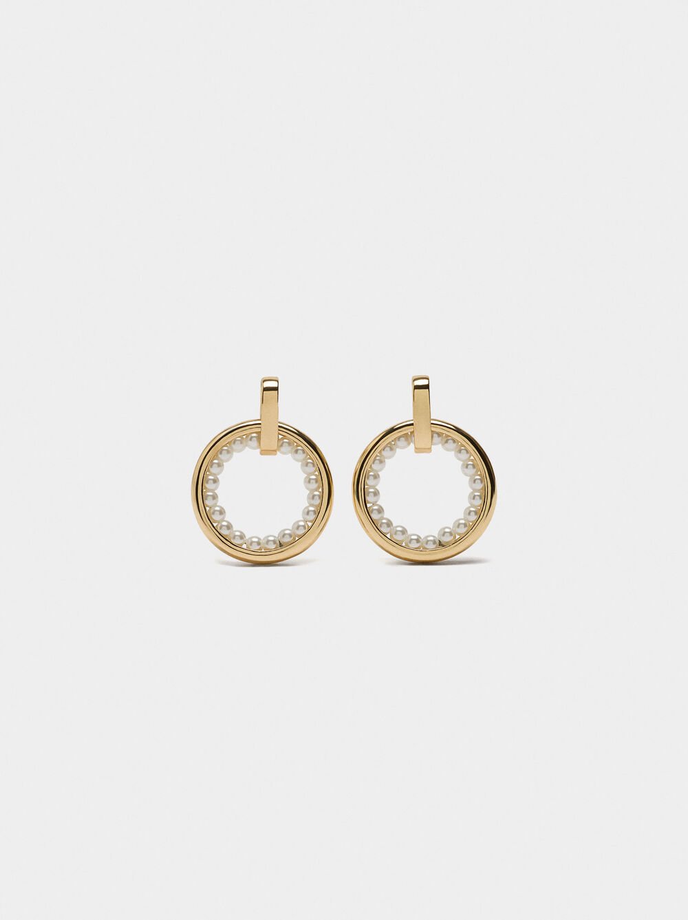 Hoop earrings with pearls