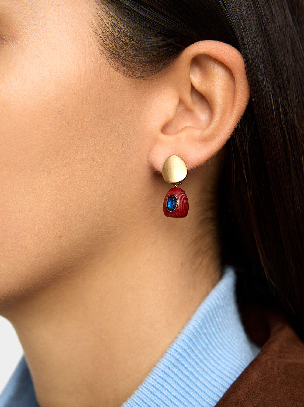 Short earrings with resin and crystal