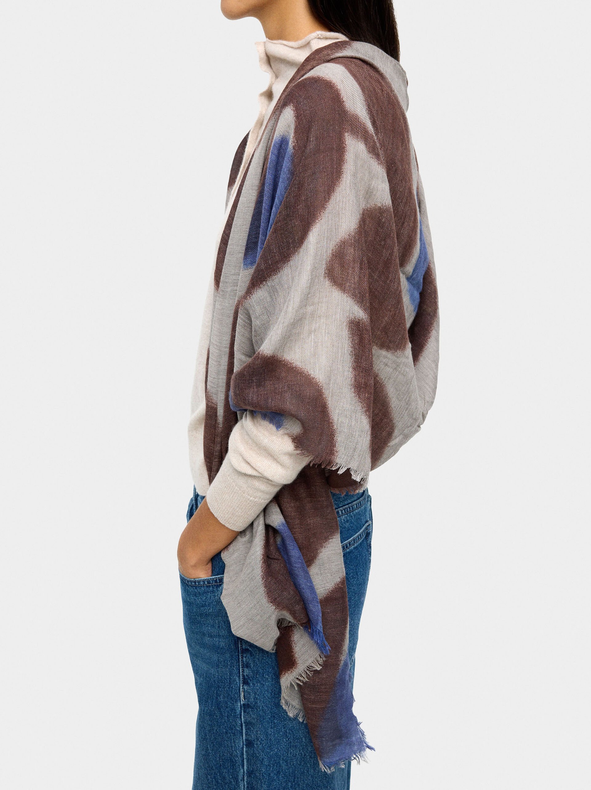 Printed scarf made of wool and cotton image number 1.0