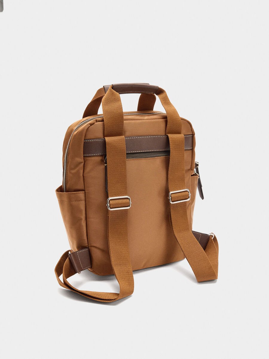 Mochila de nylon con colgante