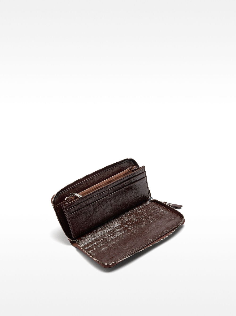 Cartera efecto craquelado con tachuelas