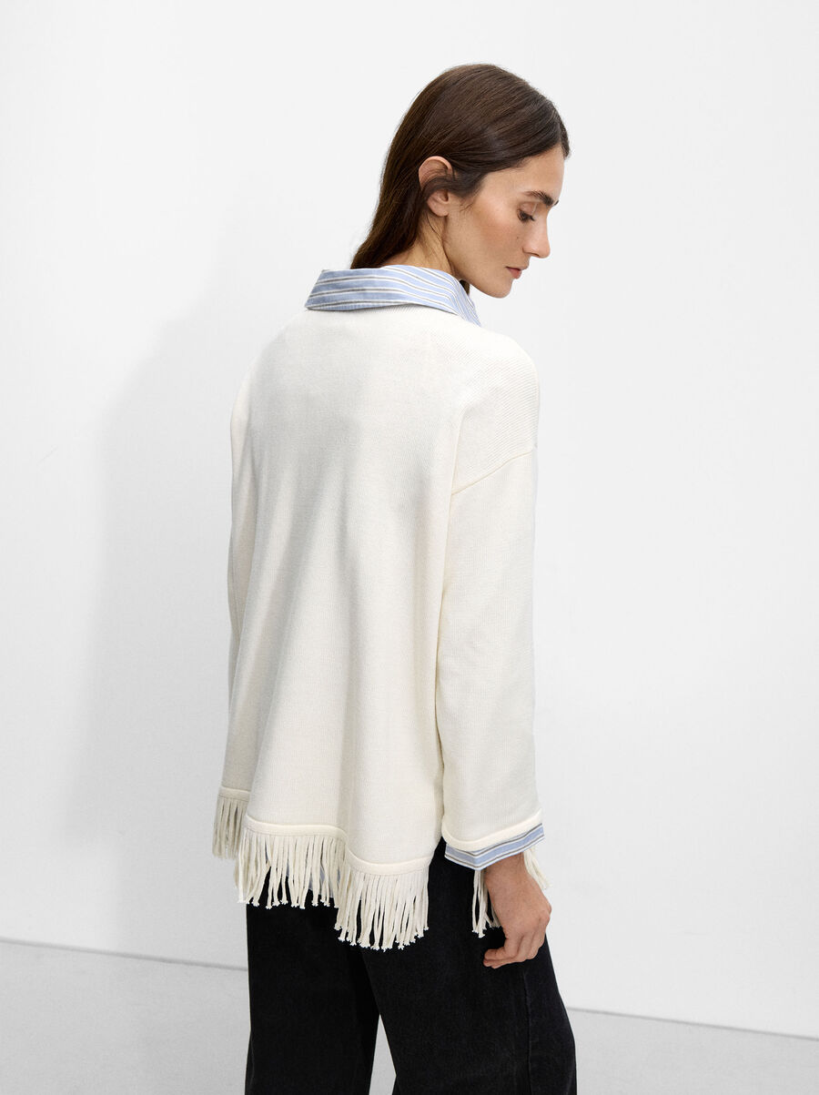 Gestrickter Poncho mit Fransen