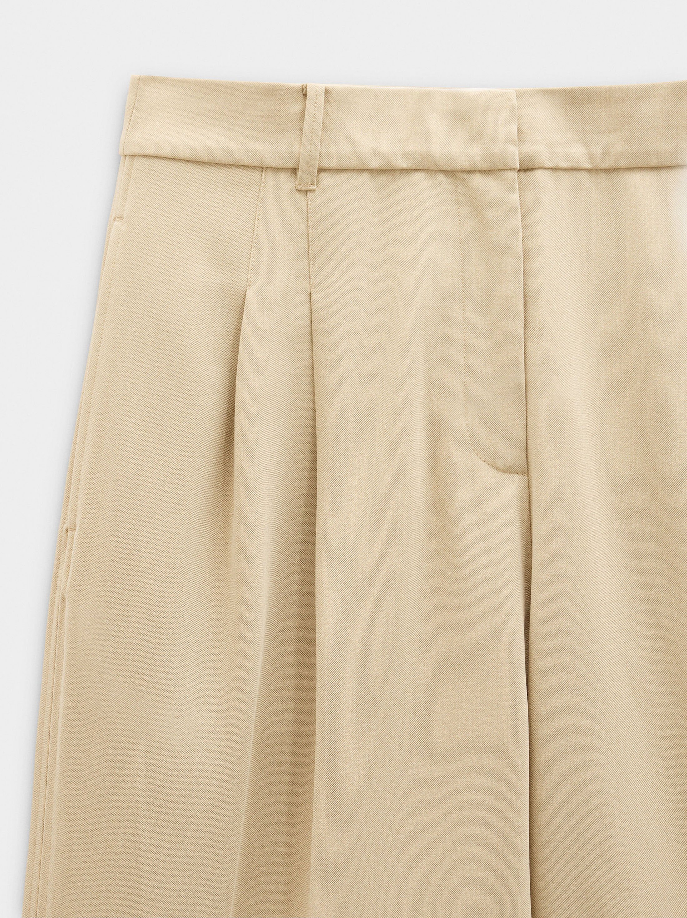 Pleated bermudas image number 6.0