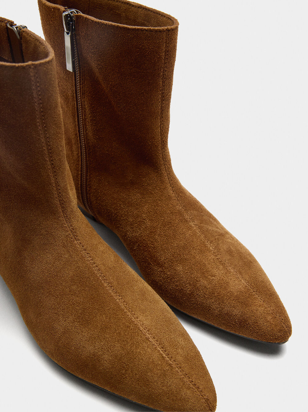 Leather ankle boots with topstitching