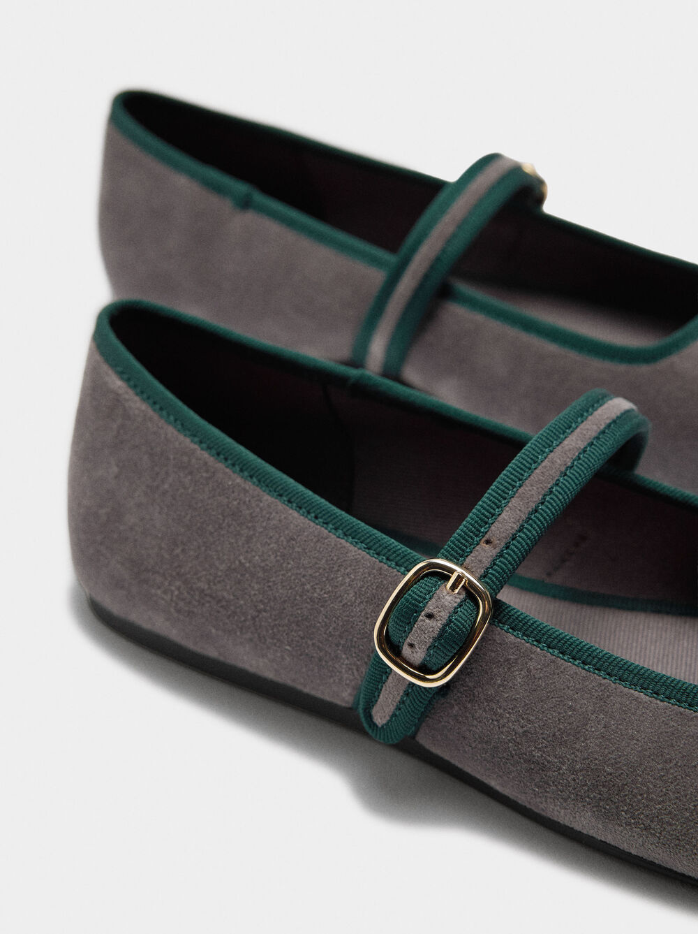 Ballet flats with fabric contrast